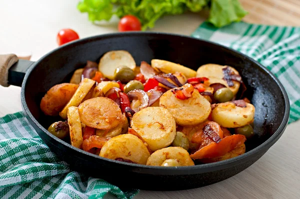 Печеный картофель с овощами — стоковое фото