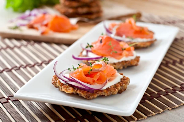 Panqueques de trigo sarraceno con salmón salado — Foto de Stock