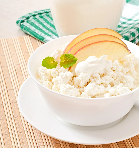 Queso de cabaña con manzanas y crema agria — Foto de Stock