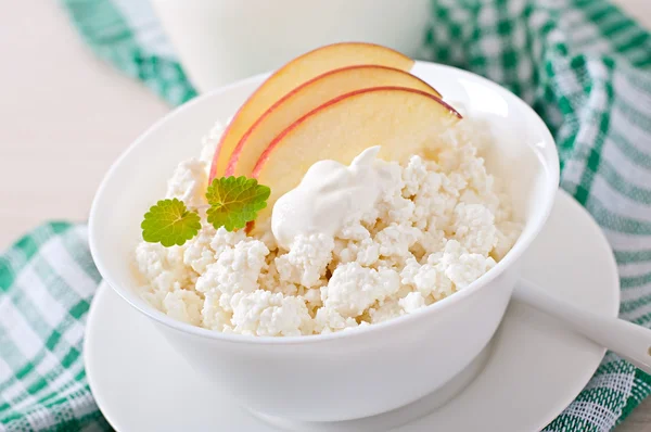 Queso de cabaña con manzanas y crema agria — Foto de Stock