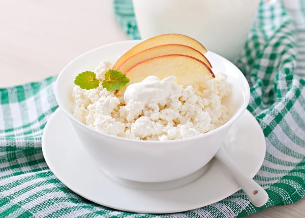 Queso de cabaña con manzanas y crema agria — Foto de Stock