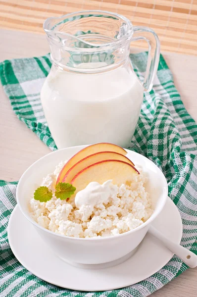 Cottage cheese with apples  and jar from milk — Stock Photo, Image