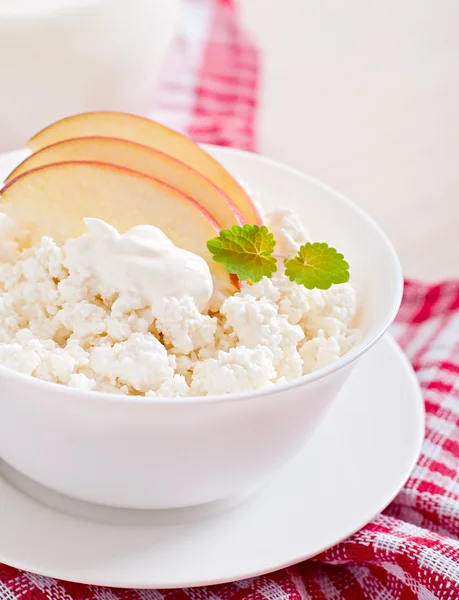 Queso de cabaña con manzanas y crema agria — Foto de Stock