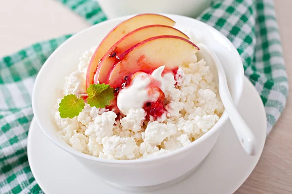 Cottage kaas met apple, berry siroop — Stockfoto