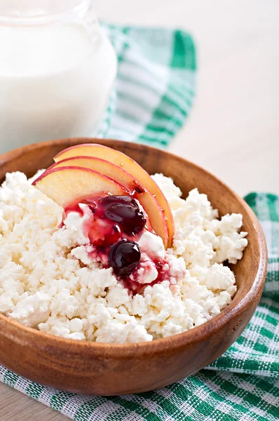 Cheese with apple, berry syrup and milk — Stock Photo, Image