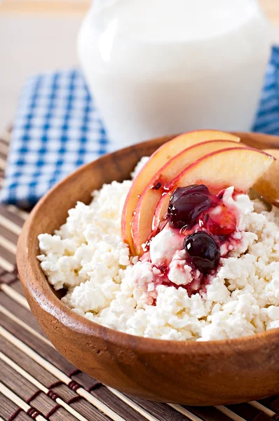 Queso con manzana, jarabe de bayas y leche — Foto de Stock