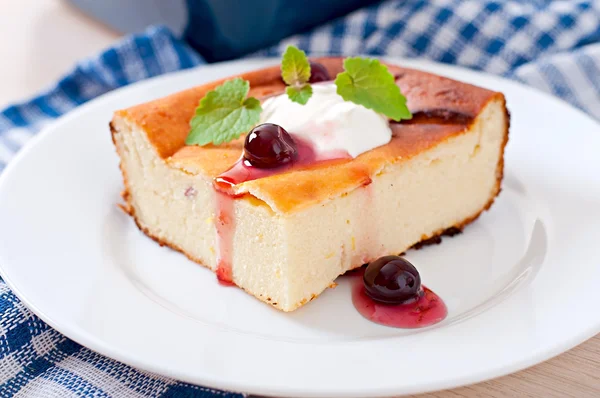 Appetizing cottage cheese casserole — Stock Photo, Image