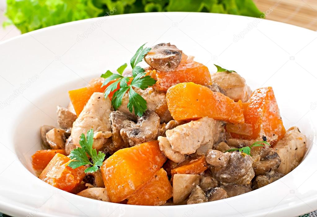 Курица тушеная с тыквой. Тыква с курицей. Тыква с грудкой на тарелке. Тыква в духовке кусочками. Курица с тыквой и шампиньонами.