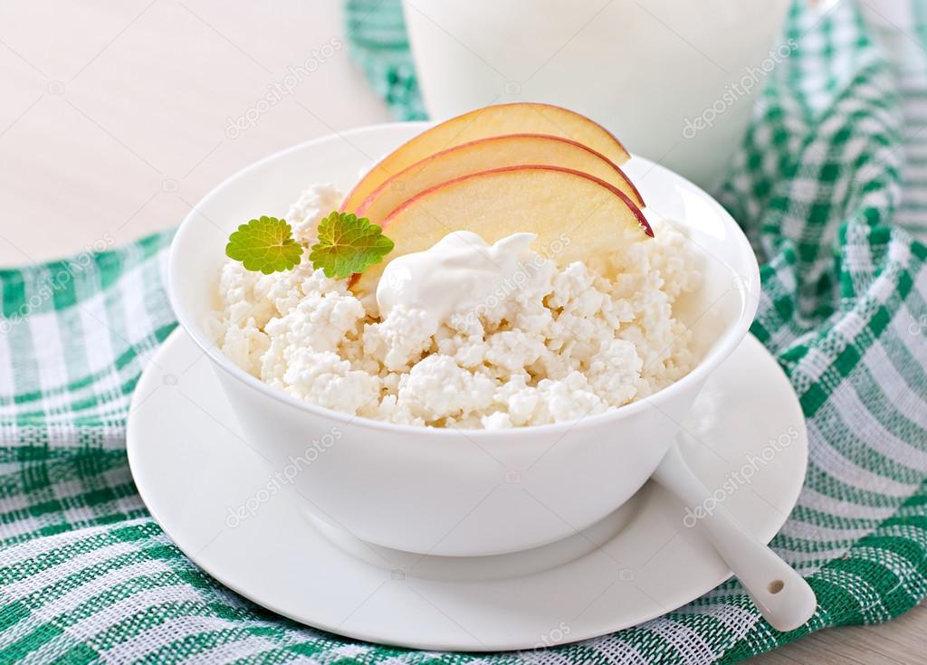 Cottage cheese with apples and sour cream