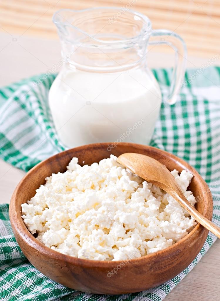 Cottage cheese with milk