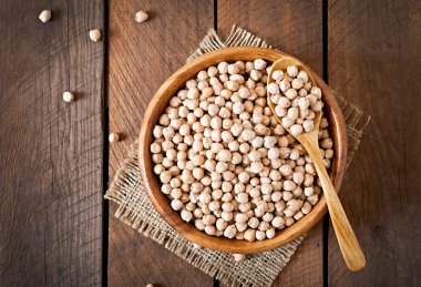 ceci in una ciotola di legno