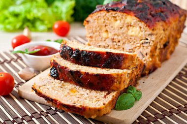 Ketçap ve fesleğen ile rulo köfte.