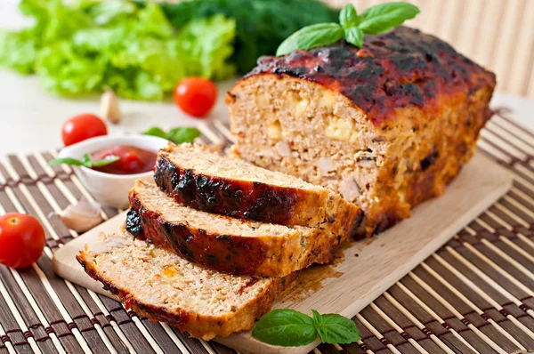 Pan de carne con salsa de tomate y albahaca . — Foto de Stock