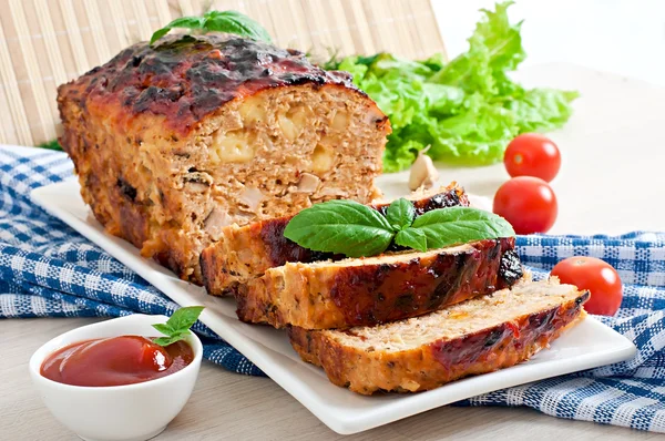 Hackbraten mit Ketchup und Basilikum. — Stockfoto