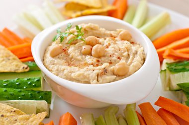 Humus sebze, zeytin yağı ve pide cips ile