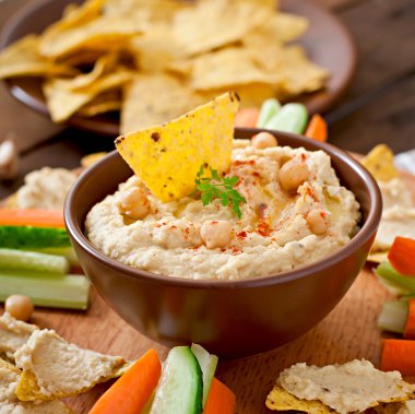 Humus sebze, zeytin yağı ve pide cips ile