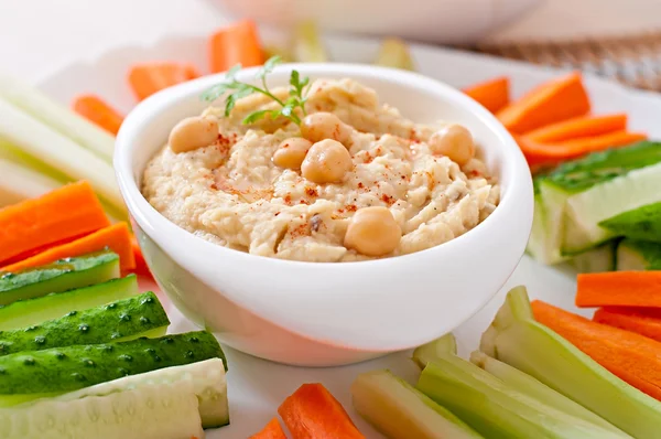 Välsmakande hummus med grönsaker — Stockfoto