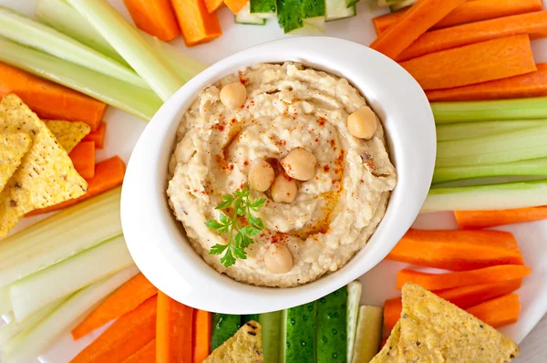Hummus mit Gemüse, Olivenöl und Fladenbrot — Stockfoto