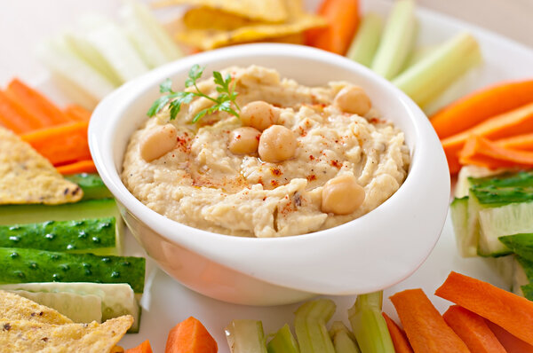 Хумус с овощами, оливковым маслом и чипсами
