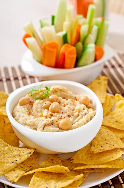 Hummus med grönsaker, olivolja och pita chips — Stockfoto