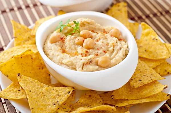 Hummus con aceite de oliva y papas fritas —  Fotos de Stock