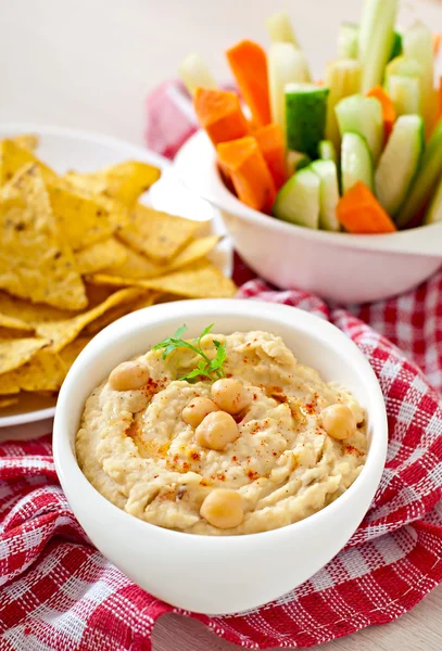 Hummus with vegetables, olive oil and pita chips — Stock Photo, Image