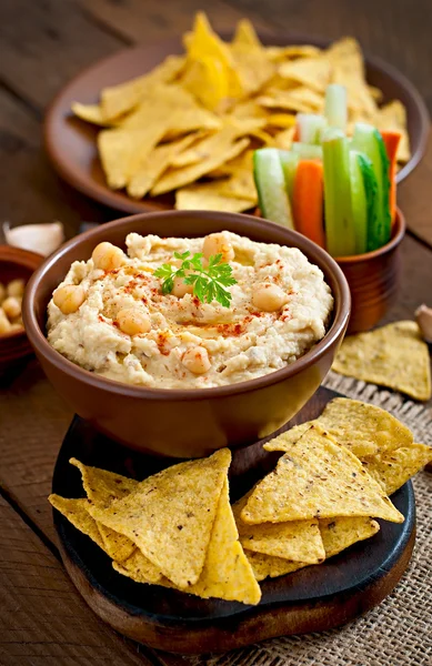 Hummus con verduras, aceite de oliva y papas fritas —  Fotos de Stock