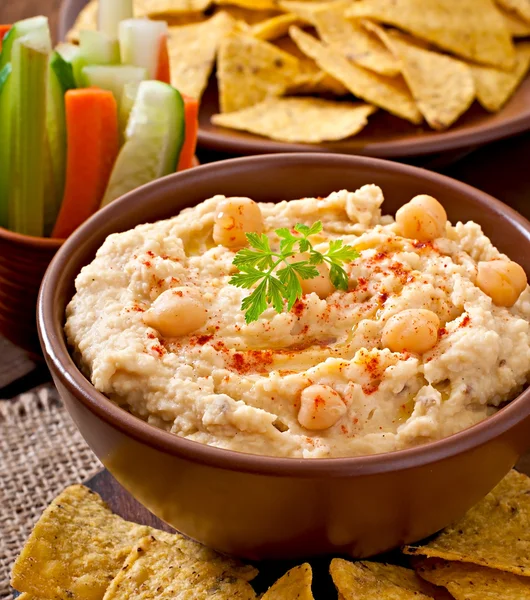 Hummus med grönsaker, olivolja och pita chips — Stockfoto