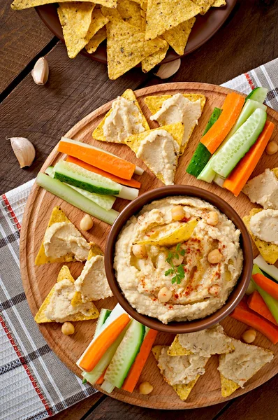 Hummus med grönsaker, olivolja och pita chips — Stockfoto