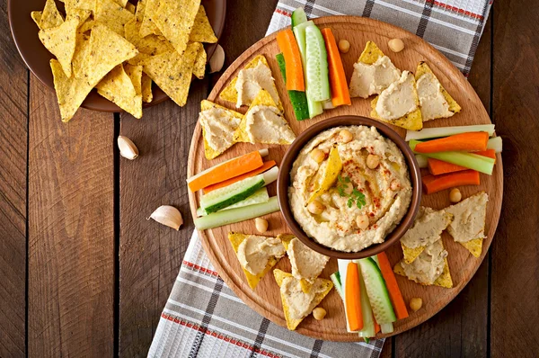 Hummus med grönsaker, olivolja och pita chips — Stockfoto