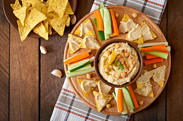 Hummus with vegetables, olive oil and pita chips