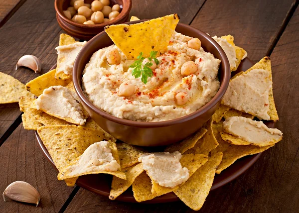 Hummus with olive oil and pita chips — Stock Photo, Image