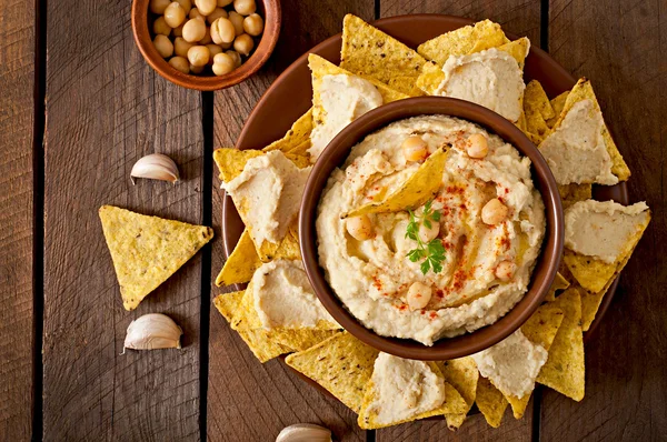 Hummus con aceite de oliva y papas fritas — Foto de Stock