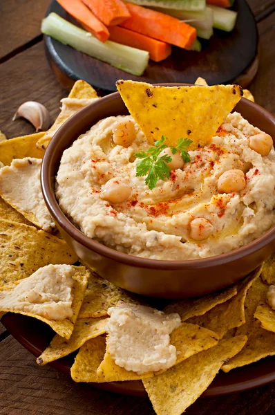 Hummus with vegetables, olive oil and pita chips — Stock Photo, Image
