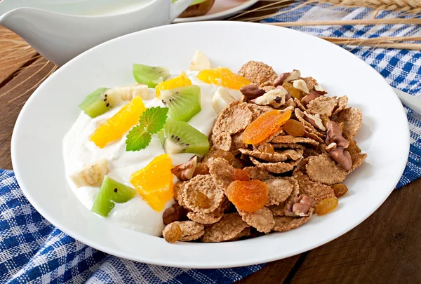 Sobremesa com muesli e frutas — Fotografia de Stock