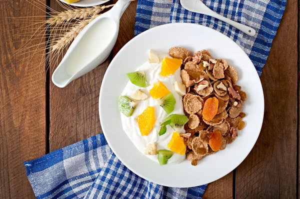 Sobremesa com muesli e frutas — Fotografia de Stock