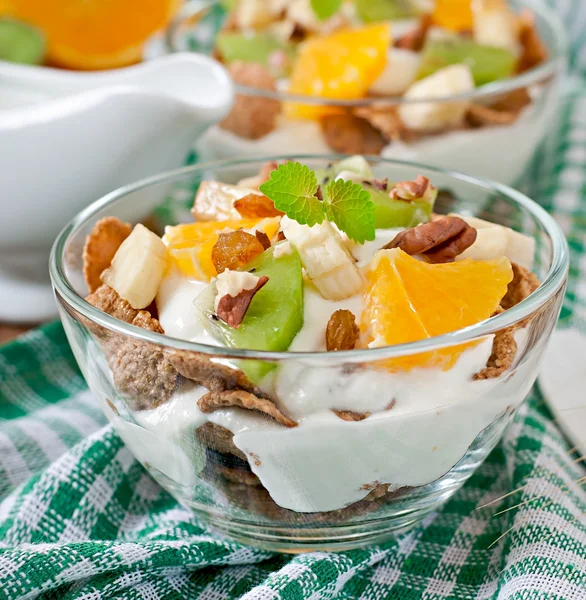 Sobremesa saudável com muesli e frutas — Fotografia de Stock