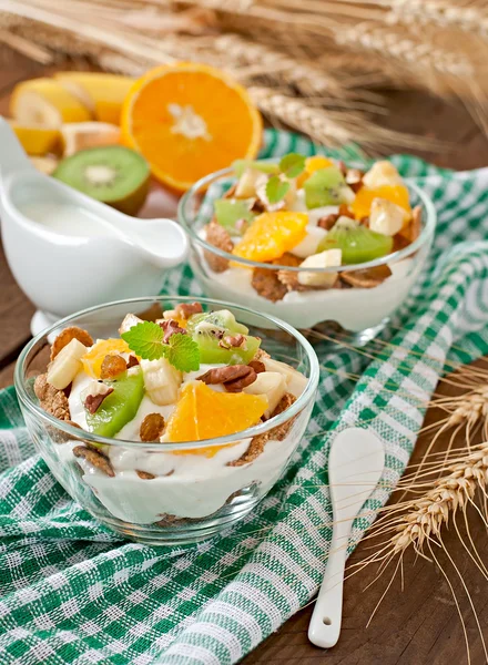 Healthy dessert with muesli and fruits — Stock Photo, Image