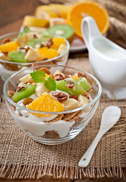 牛奶什锦早餐和水果的健康甜品 — 图库照片