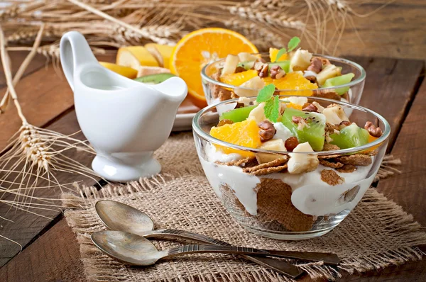 Sobremesa saudável com muesli e frutas — Fotografia de Stock