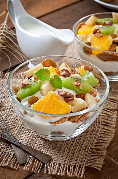 牛奶什锦早餐和水果的健康甜品 — 图库照片