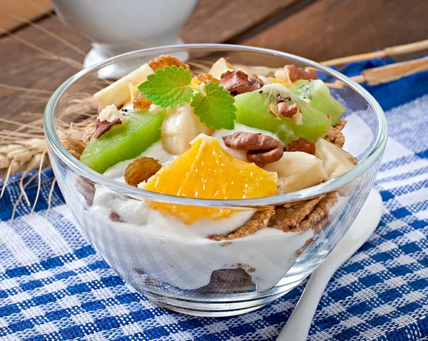 Sobremesa com muesli e frutas em um copo — Fotografia de Stock