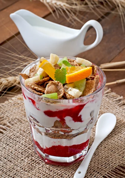 Postre con muesli y frutas en un vaso — Foto de Stock