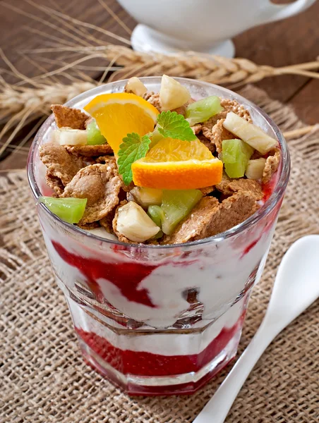 Sobremesa com muesli e frutas em um copo — Fotografia de Stock