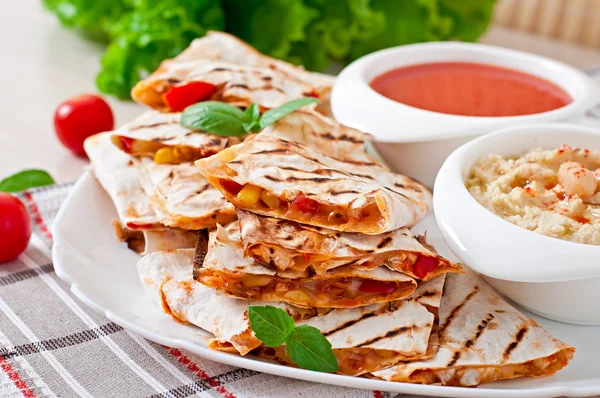 Mexické Quesadilla plátky se zeleninou — Stock fotografie