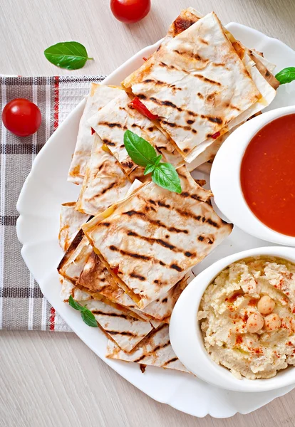 Mexikanska Quesadilla skivad med grönsaker — Stockfoto