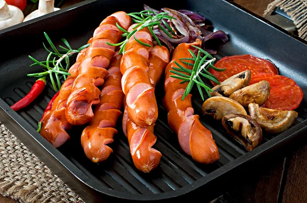 Salsicce alla griglia con verdure — Foto Stock