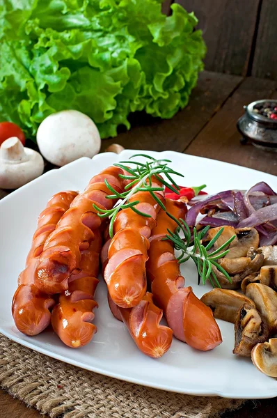 Salsichas fritas com legumes — Fotografia de Stock