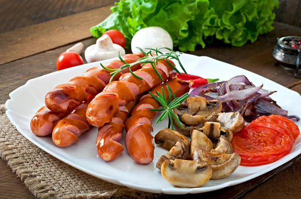 Saucisses frites aux légumes — Photo