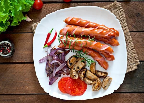 Embutidos fritos con verduras — Foto de Stock